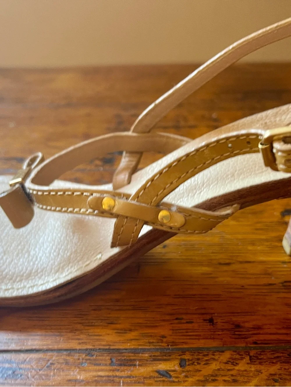Tory Burch Tan Bow Logo T-Strap Sandals 9.5